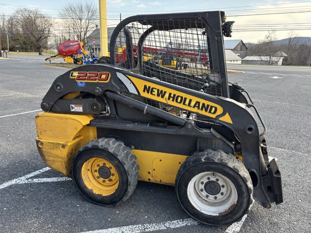 Image of New Holland L220 equipment image 4