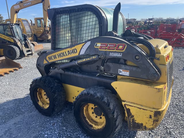 Image of New Holland L220 equipment image 4
