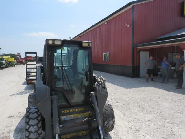 Image of New Holland L220 equipment image 3