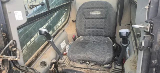 Image of New Holland L220 equipment image 2