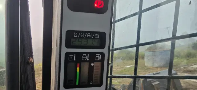 Image of New Holland L220 equipment image 3