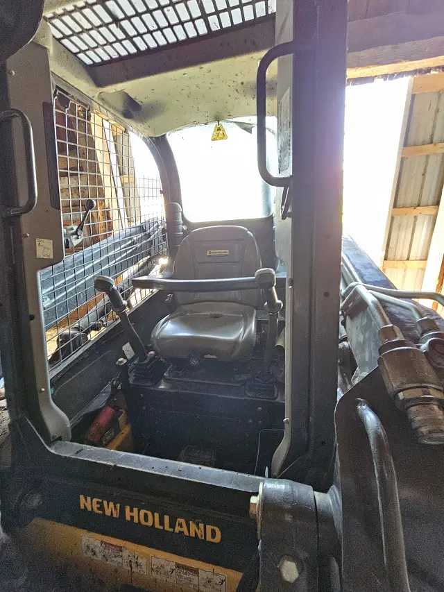 Image of New Holland L220 equipment image 4