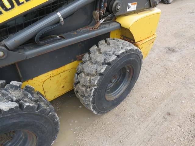 Image of New Holland L220 equipment image 3