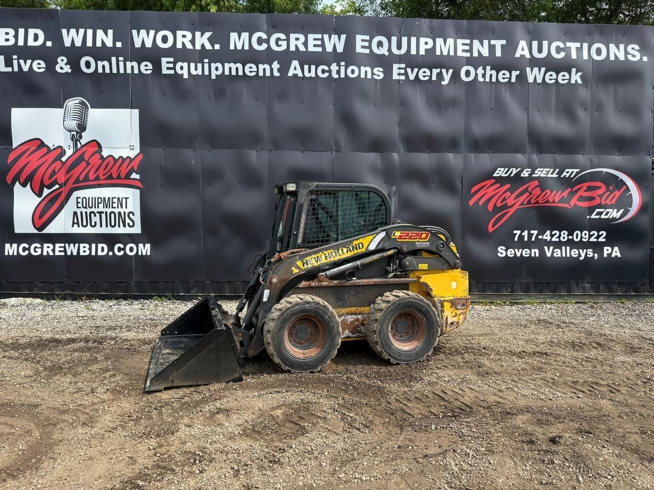 New Holland L220 Equipment Image0