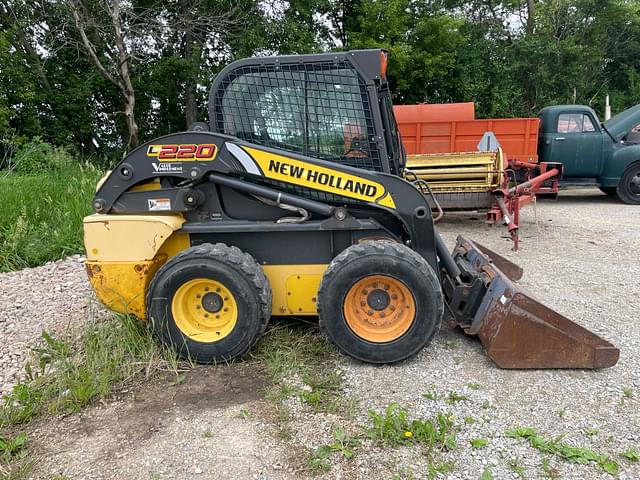 Image of New Holland L220 equipment image 2