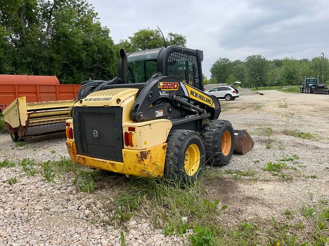 Image of New Holland L220 equipment image 3