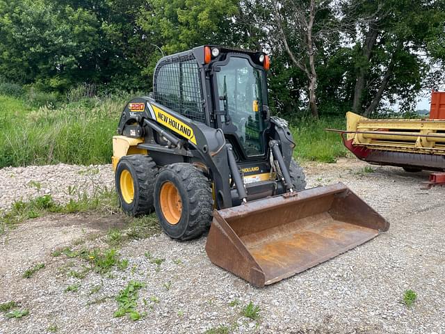 Image of New Holland L220 equipment image 1