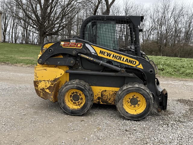 Image of New Holland L220 equipment image 4