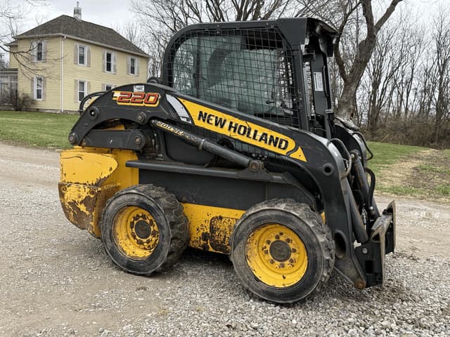 Image of New Holland L220 equipment image 2