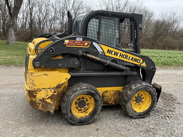Image of New Holland L220 equipment image 3