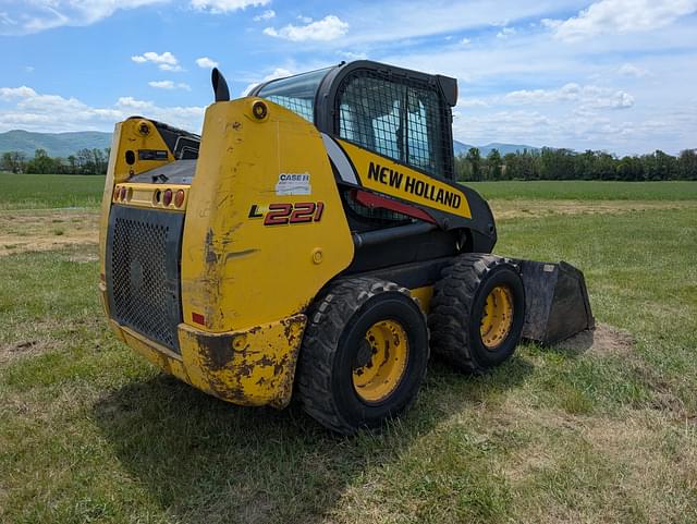 Image of New Holland L221 equipment image 4