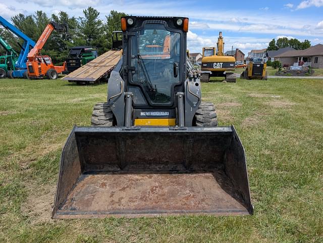 Image of New Holland L221 equipment image 1