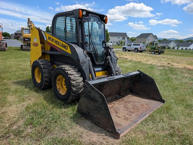 Image of New Holland L221 equipment image 2