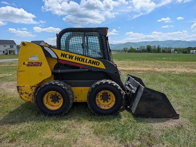 Image of New Holland L221 equipment image 3