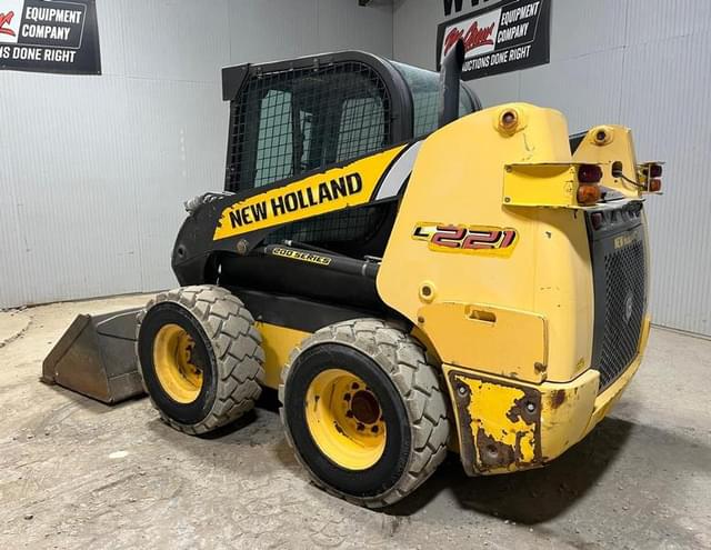 Image of New Holland L221 equipment image 2
