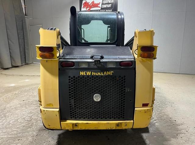 Image of New Holland L221 equipment image 3
