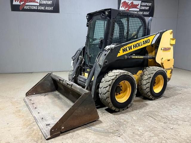Image of New Holland L221 equipment image 1