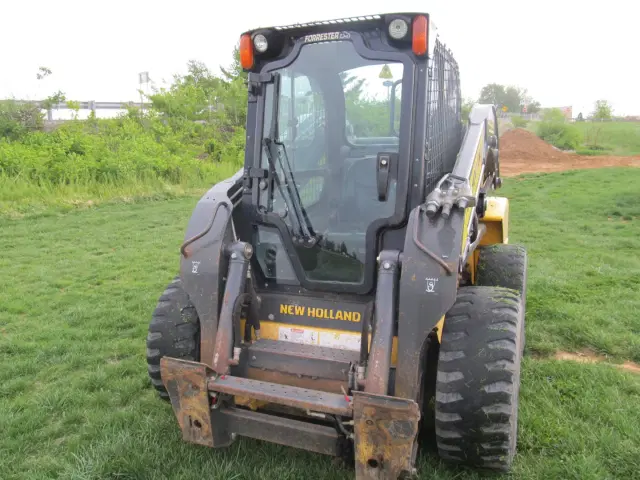 Image of New Holland L223 equipment image 4