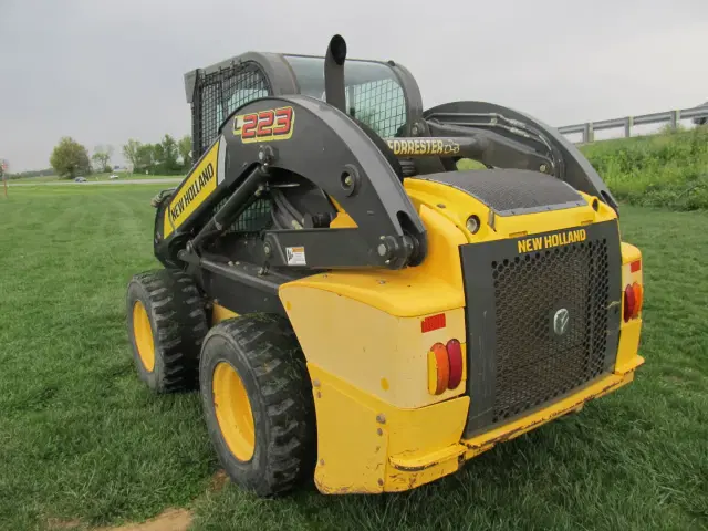 Image of New Holland L223 equipment image 1