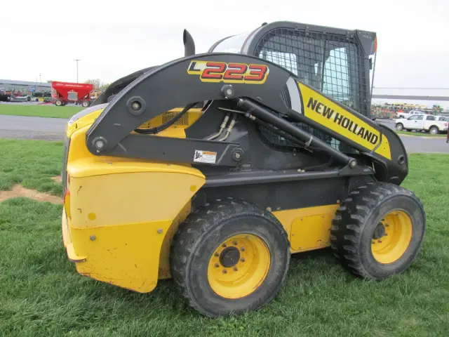 Image of New Holland L223 equipment image 2