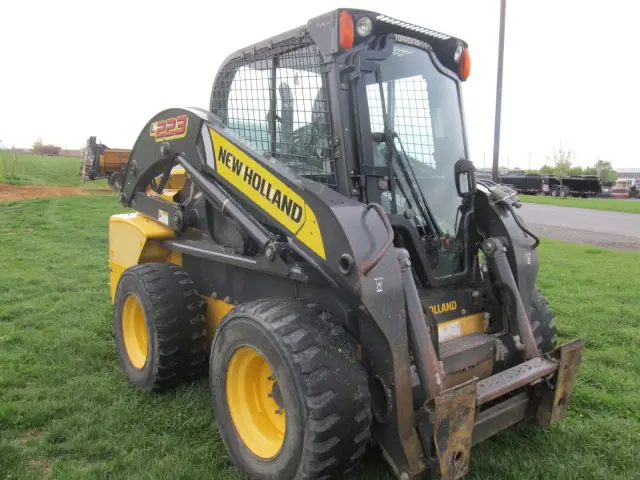 Image of New Holland L223 equipment image 3