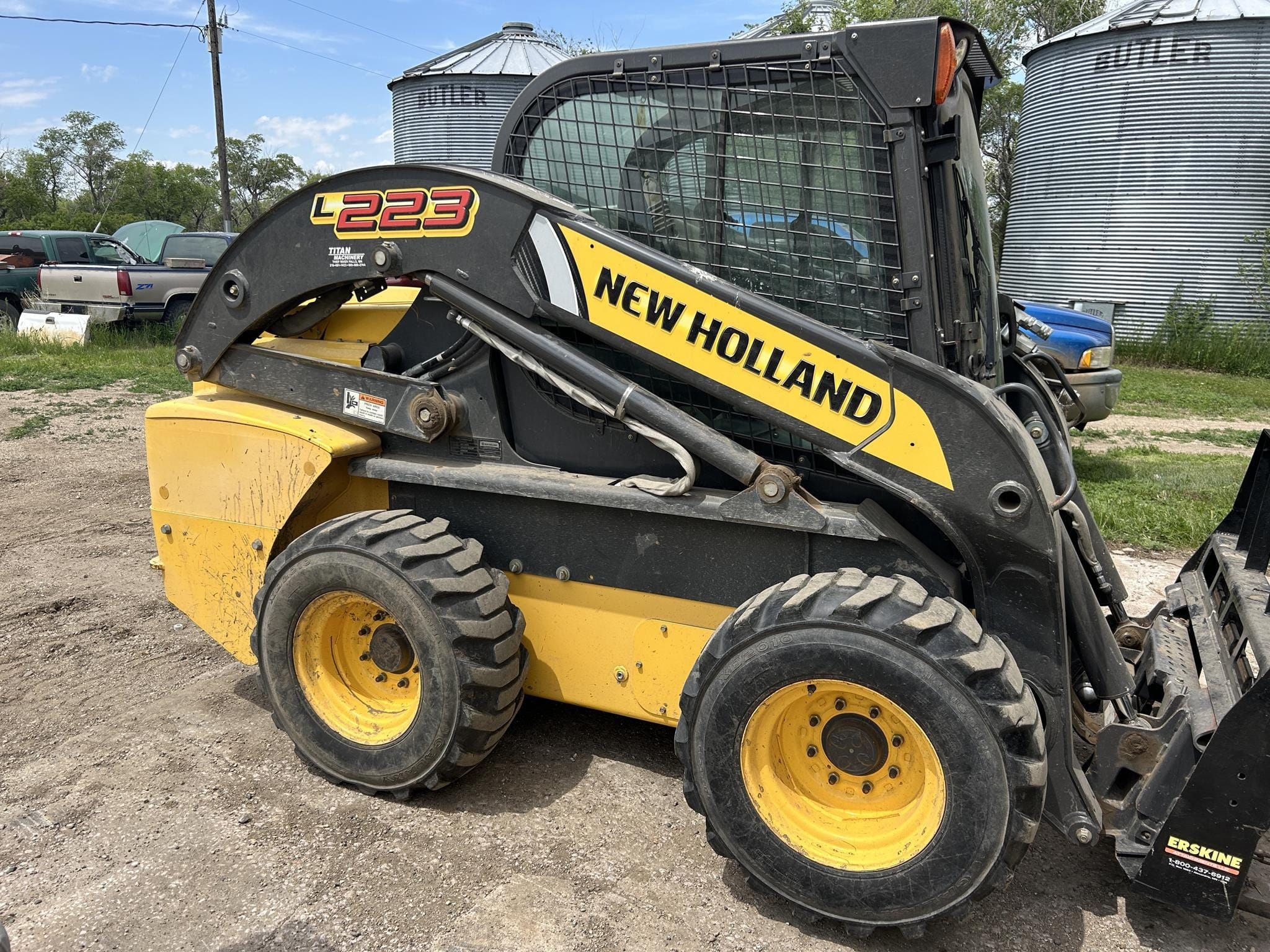 Main image New Holland L223