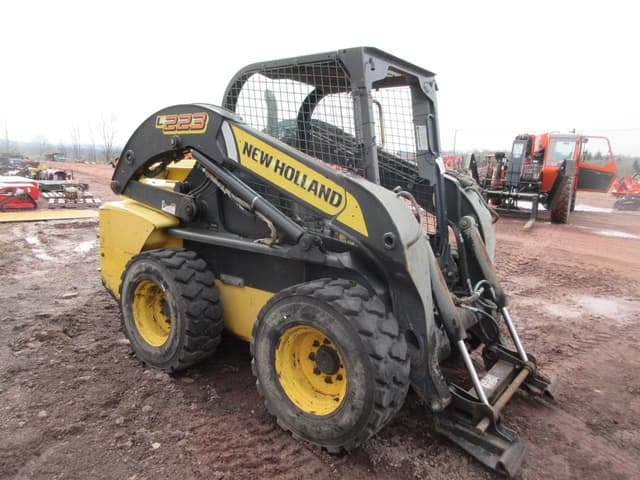 Image of New Holland L223 equipment image 3