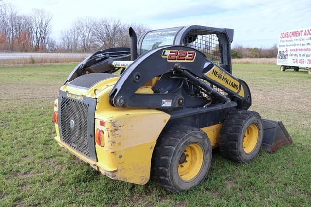 Image of New Holland L223 equipment image 4