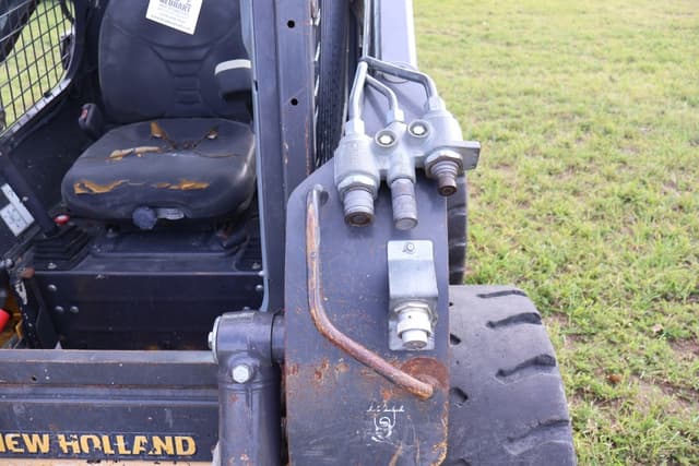 Image of New Holland L223 equipment image 2