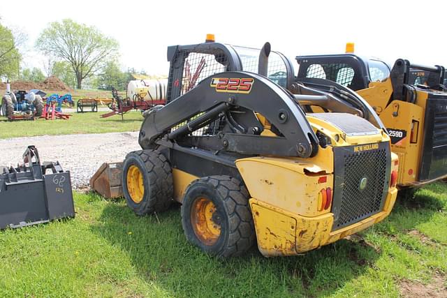 Image of New Holland L225 equipment image 4