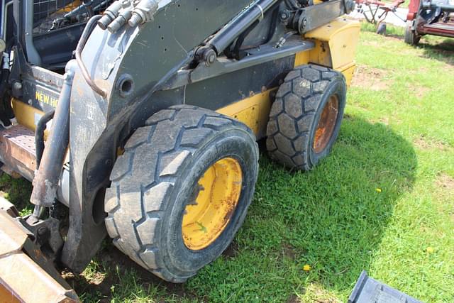 Image of New Holland L225 equipment image 3