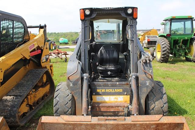 Image of New Holland L225 equipment image 2