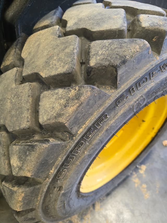 Image of New Holland L225 equipment image 4