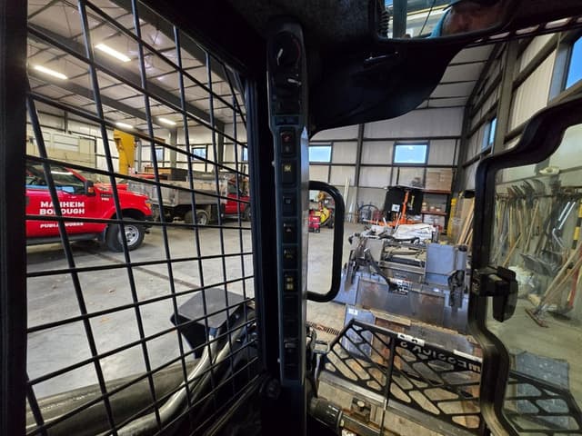 Image of New Holland L225 equipment image 1