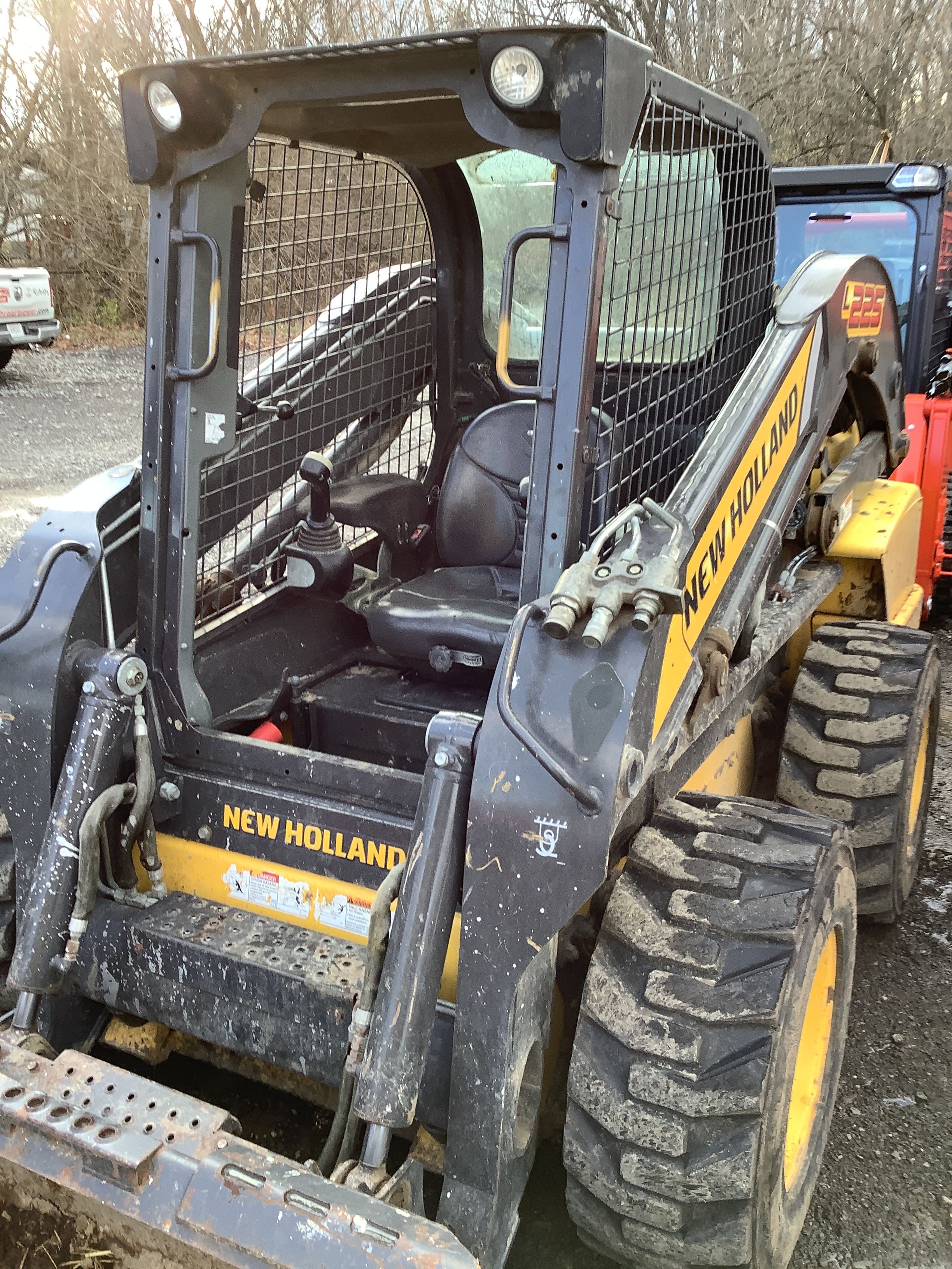 Main image New Holland L225
