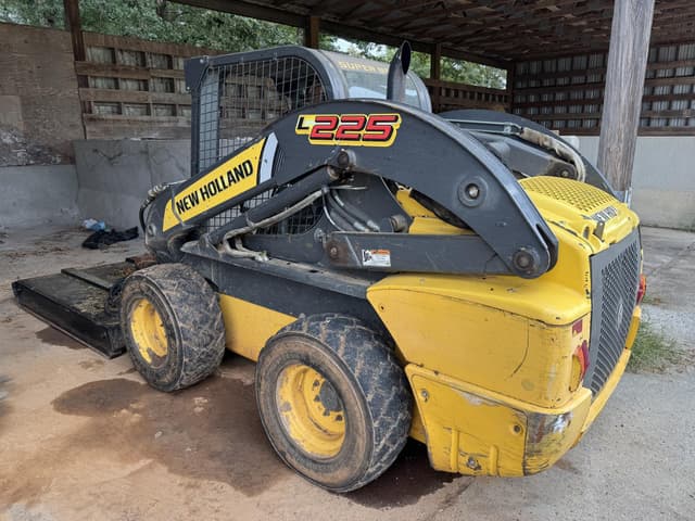 Image of New Holland L225 equipment image 2