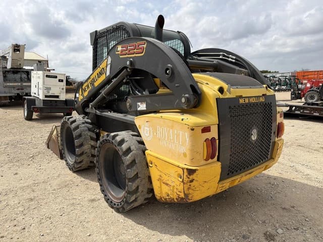 Image of New Holland L225 equipment image 2