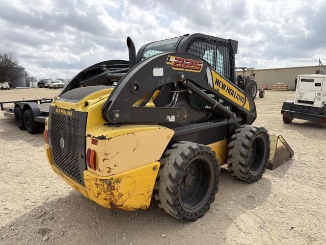 Image of New Holland L225 equipment image 4