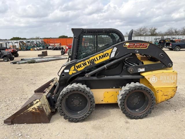 Image of New Holland L225 equipment image 1