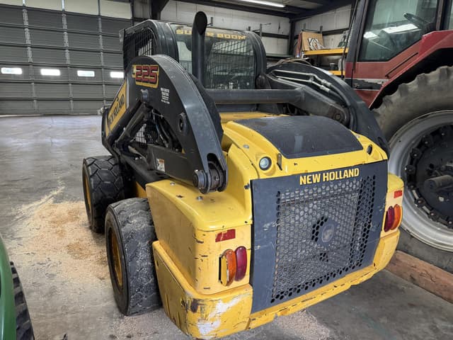 Image of New Holland L225 equipment image 3