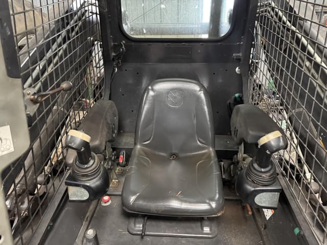 Image of New Holland L225 equipment image 4