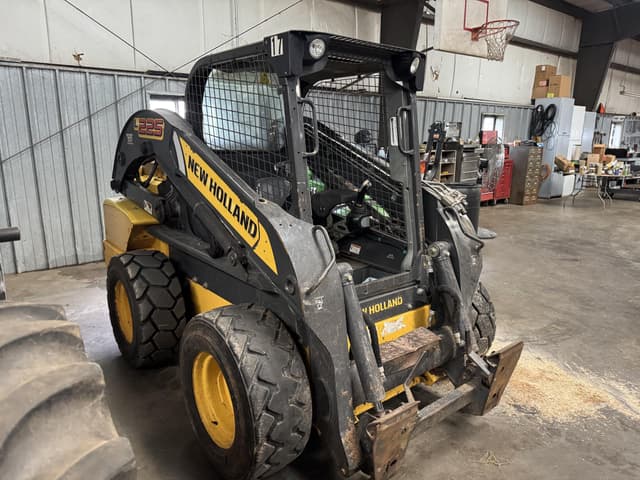 Image of New Holland L225 equipment image 2