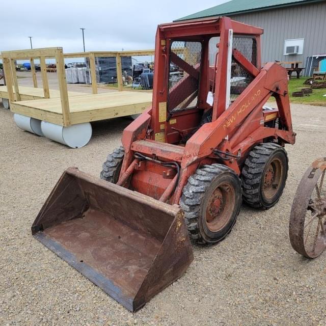 Image of New Holland L225 equipment image 2