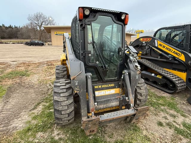 Image of New Holland L225 equipment image 3