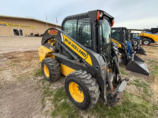 Image of New Holland L225 equipment image 4