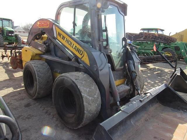 Image of New Holland L225 equipment image 4