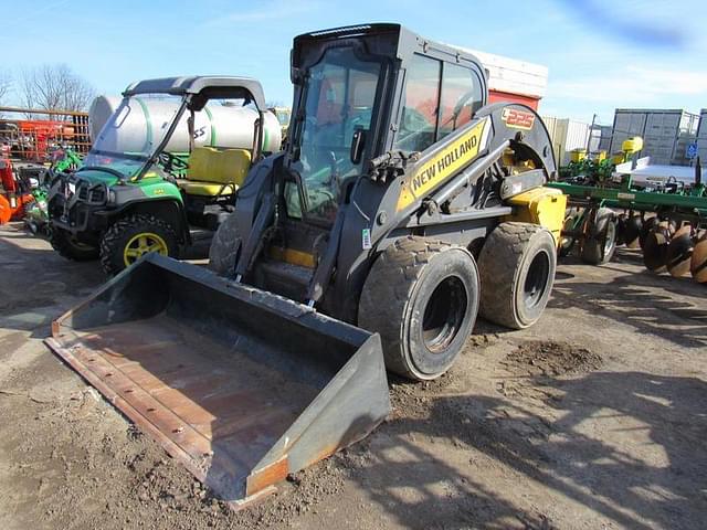 Image of New Holland L225 equipment image 1