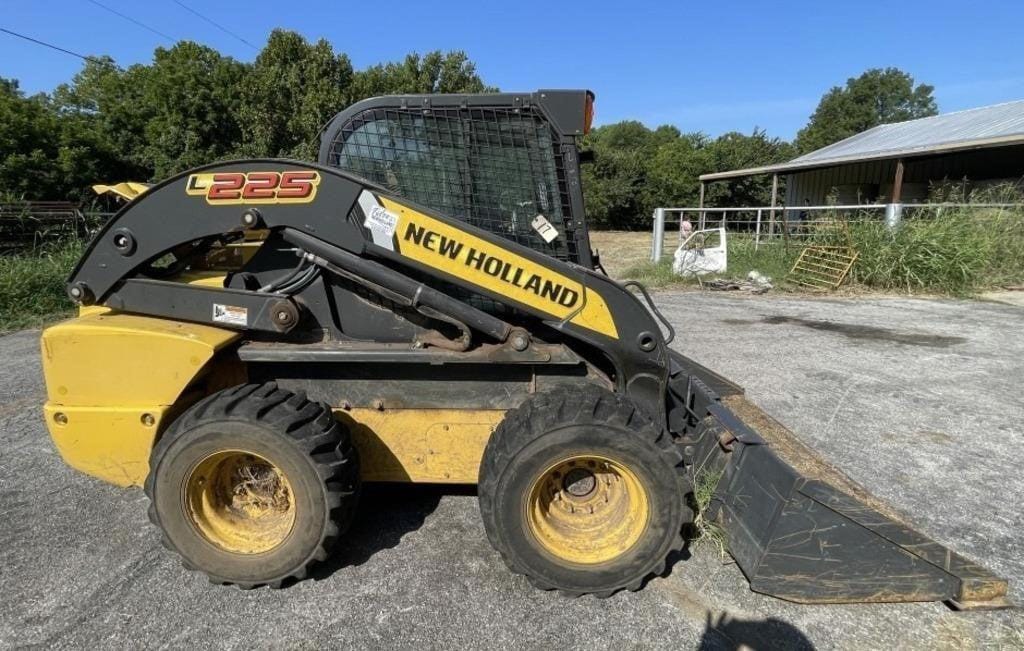Main image New Holland L225