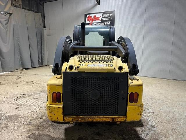 Image of New Holland L225 equipment image 3