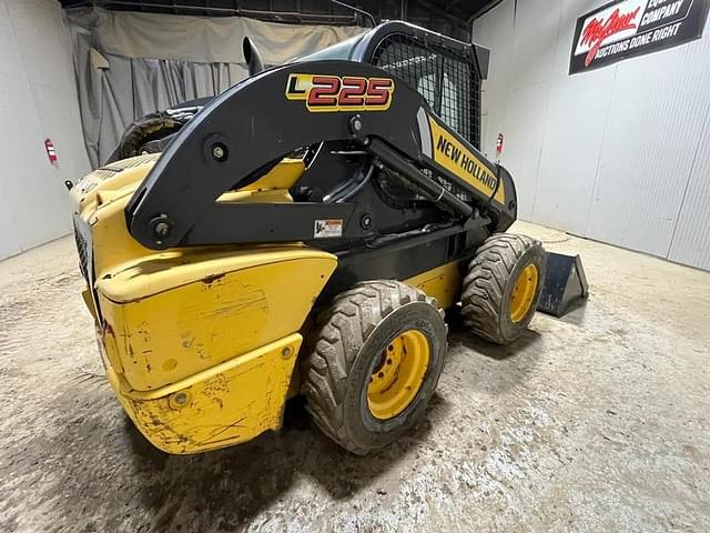 Image of New Holland L225 equipment image 4